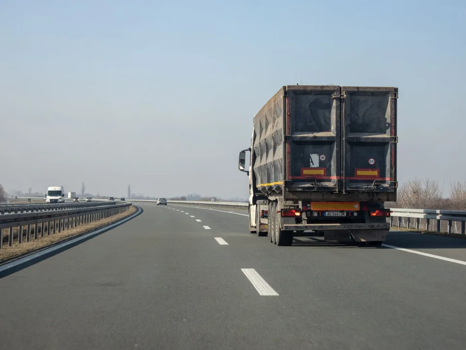 Xe tải nhỏ giao hàng trong phố